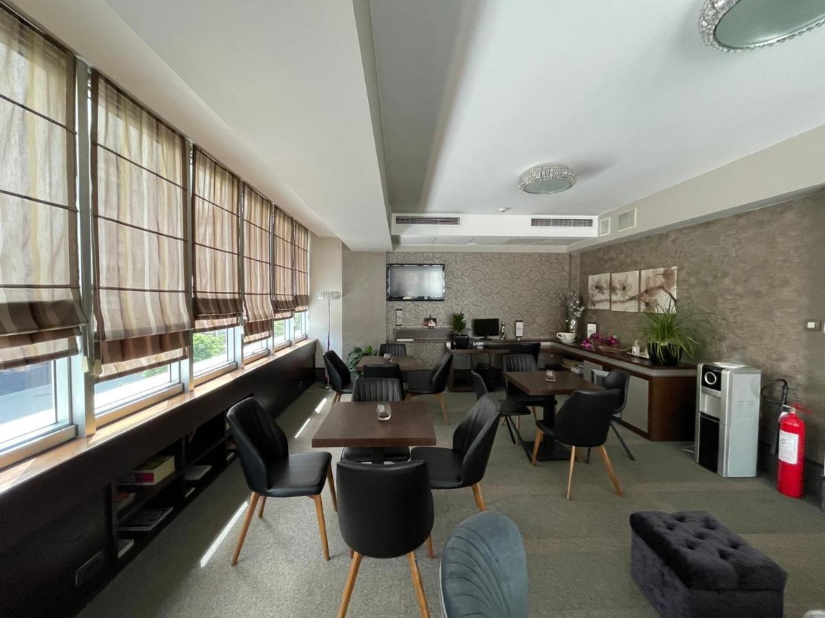 Queen'S Hotel - Zebra Centre スコピエ エクステリア 写真