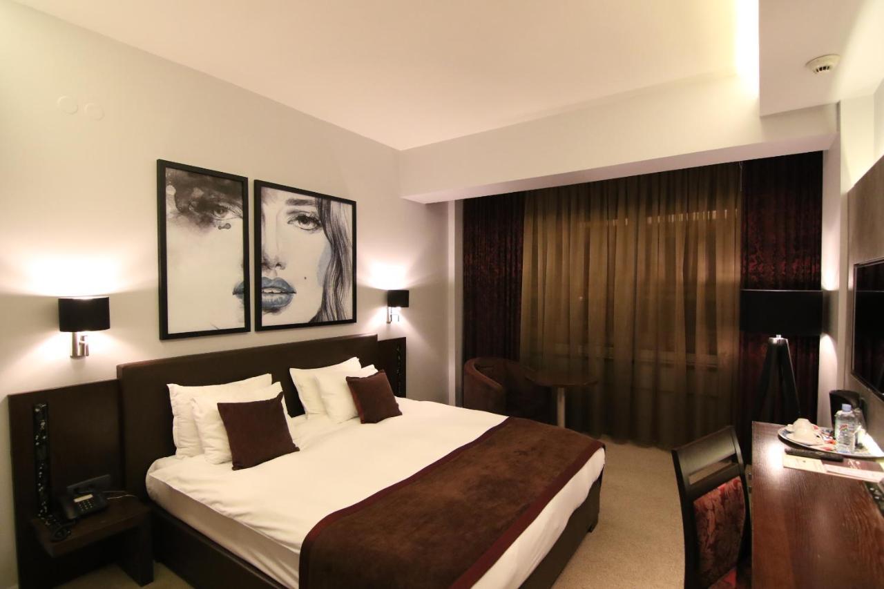 Queen'S Hotel - Zebra Centre スコピエ エクステリア 写真