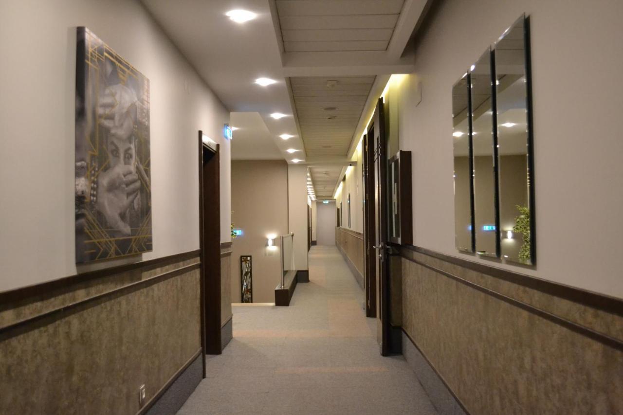Queen'S Hotel - Zebra Centre スコピエ エクステリア 写真