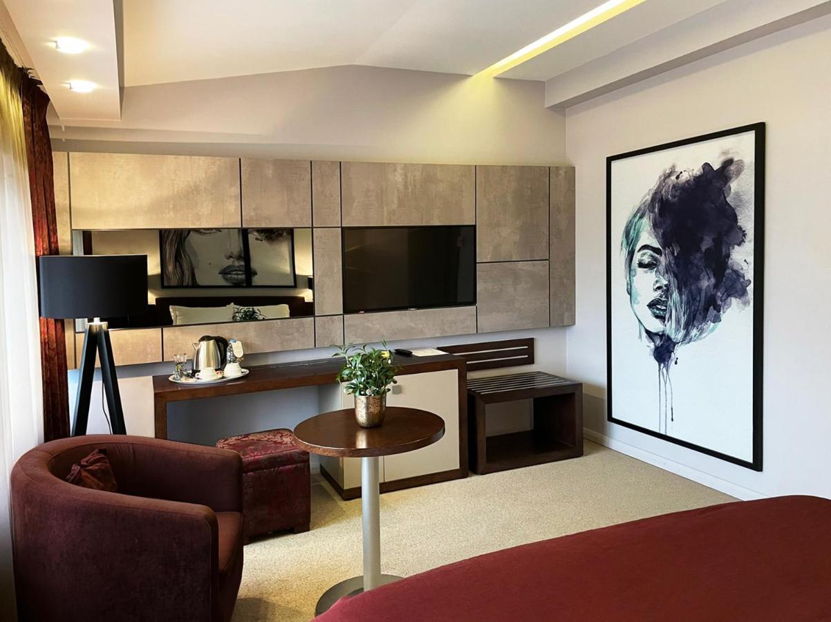 Queen'S Hotel - Zebra Centre スコピエ エクステリア 写真