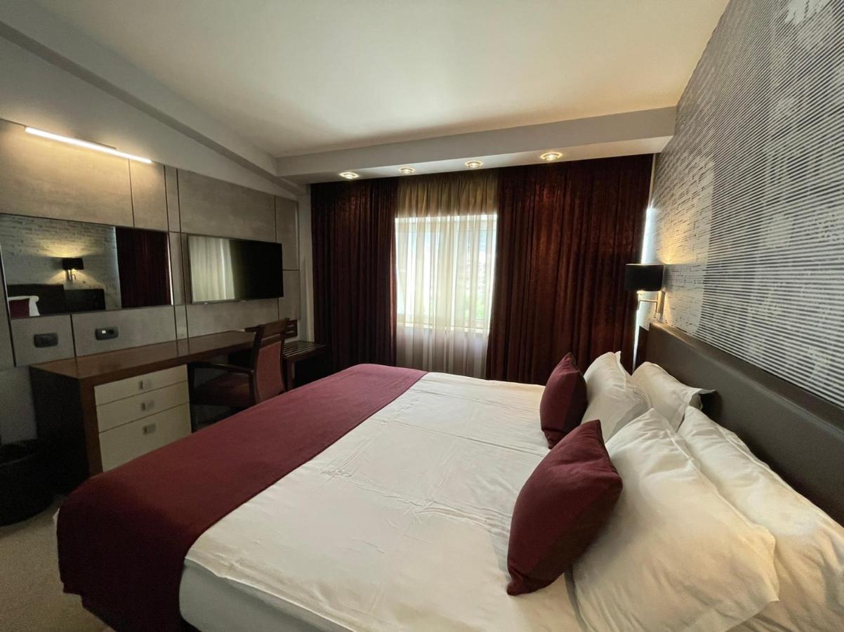 Queen'S Hotel - Zebra Centre スコピエ エクステリア 写真