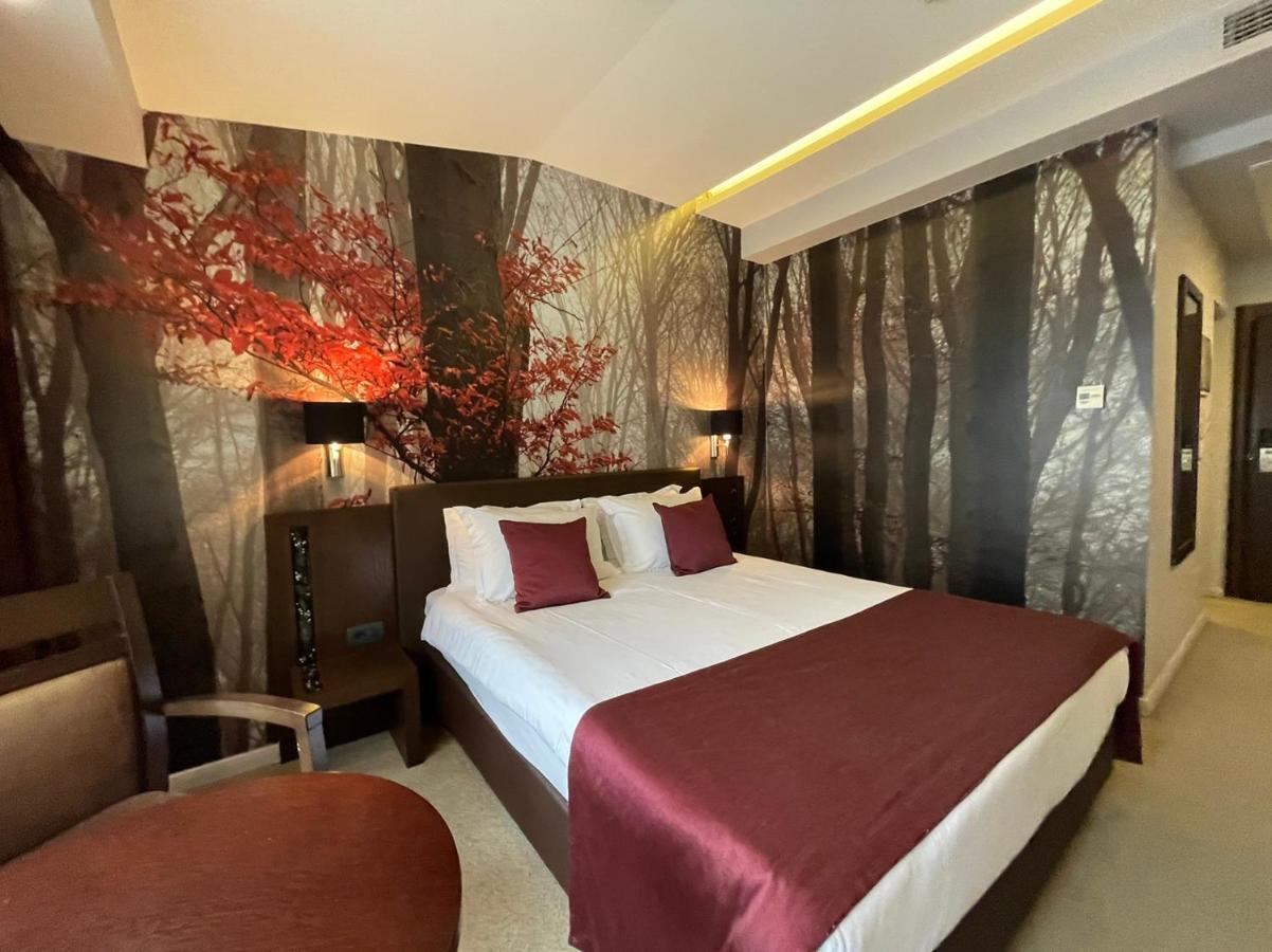 Queen'S Hotel - Zebra Centre スコピエ エクステリア 写真