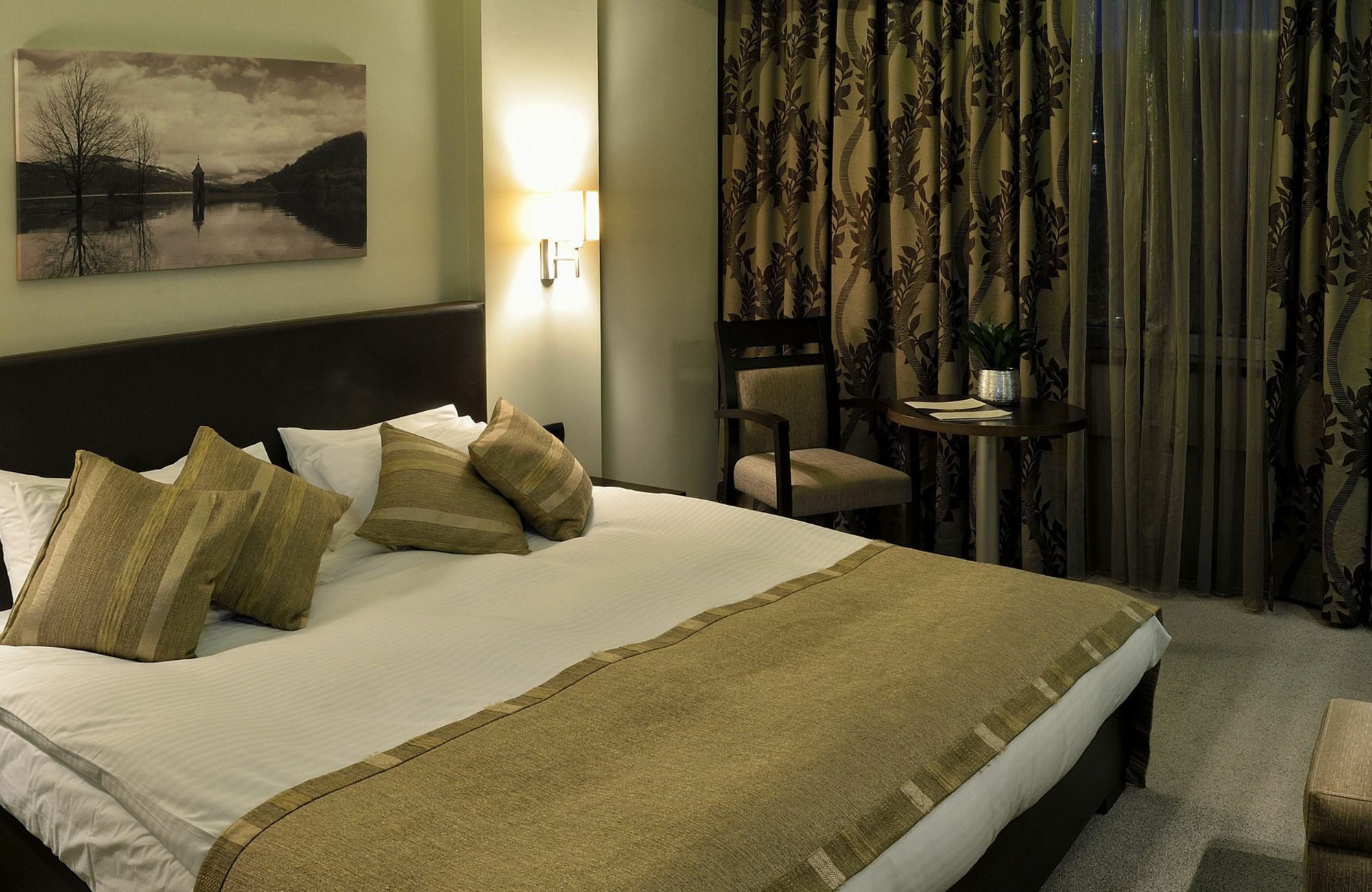 Queen'S Hotel - Zebra Centre スコピエ エクステリア 写真
